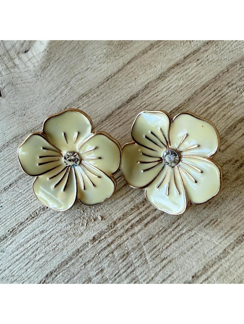 Vintage enamel flower stud earrings cream floral gold tone rhinestone center.